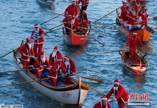 威尼斯水上圣诞游行 200名圣诞老人划船亮相