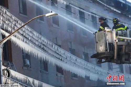 纽约一建筑发生火灾 消防员喷水致周围遭冰封
