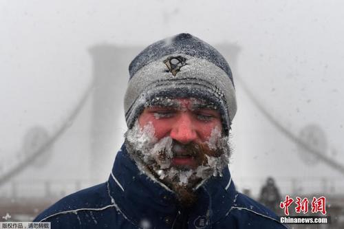 “炸弹气旋”为纽约带来暴雪 行人满脸冰碴