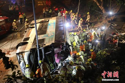 香港一双层巴士侧翻造成数十人死伤