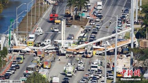 当地时间2018年3月15日，美国佛罗里达州迈阿密市一座过街天桥坍塌，图为事故现场。