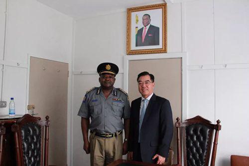 3月13日，中国驻津巴布韦大使黄屏与津新任警察总监马汤加就警务合作、加强对在津中国公民领事保护等问题交换看法。