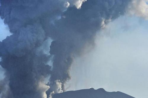 日本新燃岳火山再度喷发 浓烟高达3200米