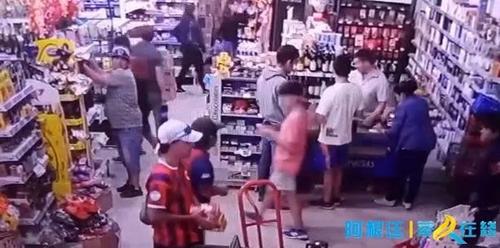 明目张胆吃霸王餐阿根廷球迷顺走华人超市所有酒水 中国侨网