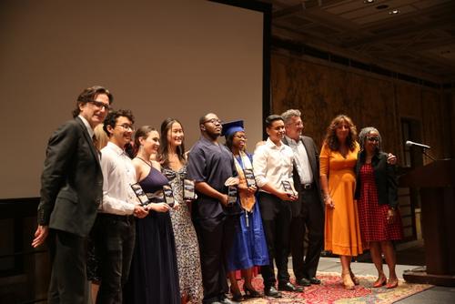 江晓芳（左四）获颁“未来领袖”奖学金。（图片来源：美国《世界日报》/洪群超摄）