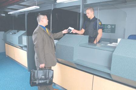 加拿大边境服务局官员可检查手机储存的社交网络数据。（《加拿大明报》档案图片）