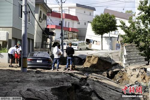 日本北海道地震致路面塌陷 多处房屋倒塌