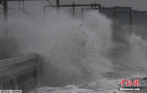 风暴登陆英国威尔士 掀起滔天巨浪