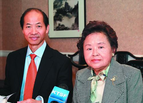 祖炳民教授夫人傅虹霖(右)过世。 (美国《世界日报》档案照)