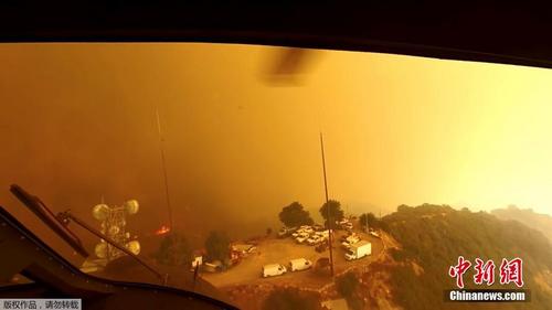 加州山火空中救援现场 烈焰滚滚浓烟蔽日