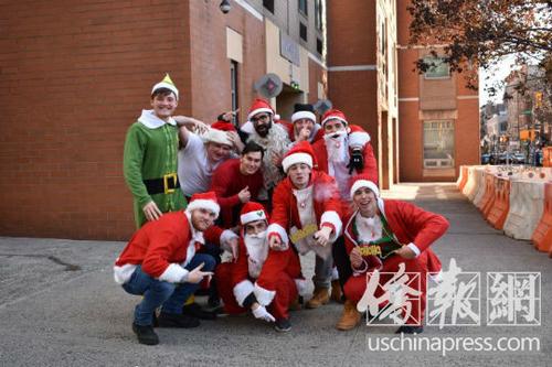 一年一度的圣诞老人大聚会为纽约市点缀了一抹亮眼的“圣诞红”。(美国《侨报》/尹英姿 摄)
