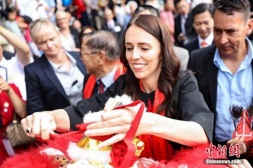 新总理与华侨华人共享“欢乐春节” 