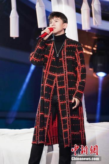 由汪涵、杨澜领衔主持的“四海同春”2019全球华侨华人春节大联欢18日晚在湖南长沙录制完成。图为张杰登台献唱。  