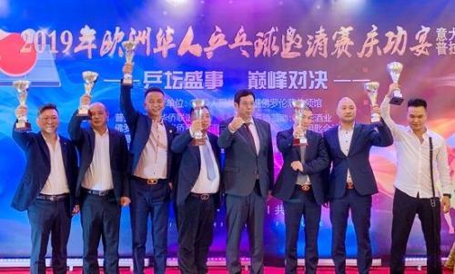 王文刚总领事和主持单元崇拜东谈主合影色老大导航。（意大利欧联社/胡彪 摄）