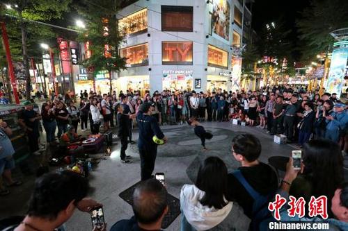 台北西门街头艺人表演引关注