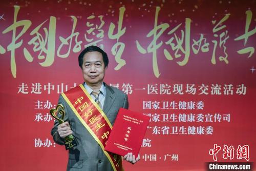 曾思明获得“中国好医生”2019年10月月度人物荣誉。广西区人民医院 供图