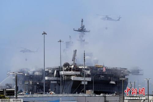 美军舰大火持续受伤人数上升 舰体浓烟滚滚 