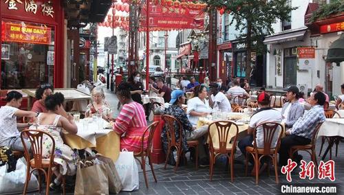 资料图：2020年8月9日，伦敦一家中餐馆座无虚席。 中新社记者 张平 摄
