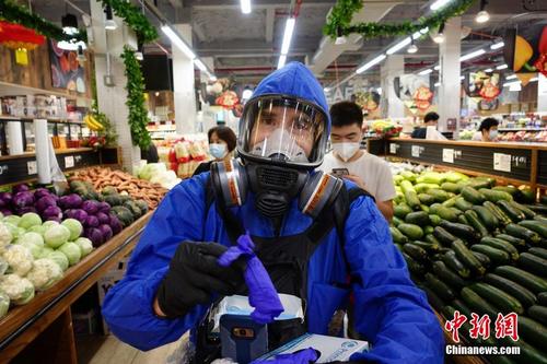 纽约市民戴防护面具为超市顾客发手套