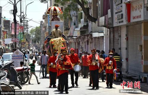 印度新人封锁期间骑大象当街举行婚礼无视防疫规定