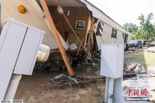 热带风暴侵袭美国阿拉巴马州 引发山洪摧毁房屋