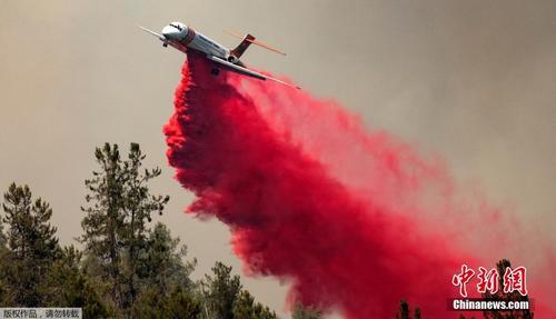 美国加州空中加油机撒阻燃剂抑制山火