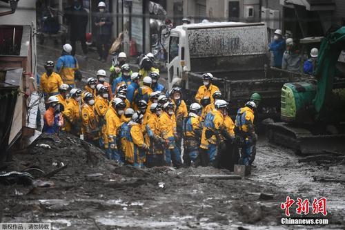 日本静冈泥石流致城镇大面积被毁 救援持续进行