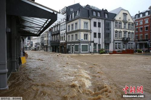 比利时遭遇洪水 城市街道变河道