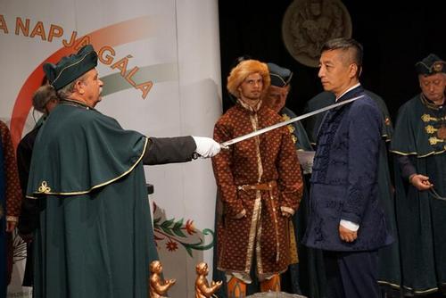 李震先生在“匈牙利文化骑士”颁授仪式上。（图片来源：匈牙利欧洲华通社，摄影：李景祺）