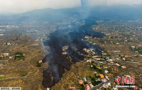 西班牙拉帕尔马岛火山熔岩吞没房屋