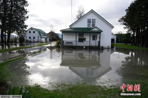 美国华盛顿州遭洪水侵袭 道路、田地皆成泽国