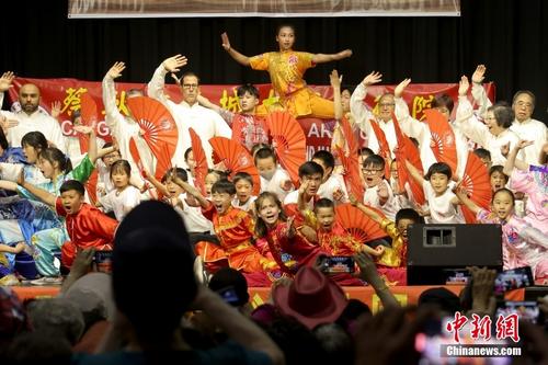 加拿大卡尔加里华人社团联袂举办“牛仔节·中国情”文艺演出