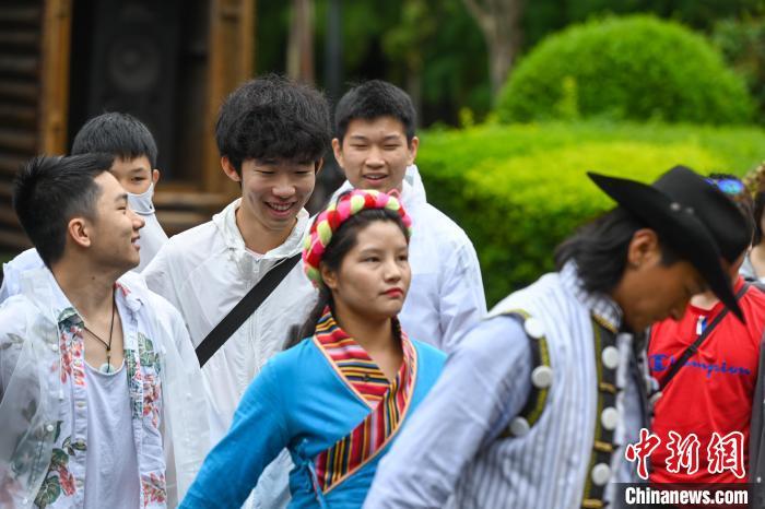 6月24日,华裔青少年学习打跳。当日,来自美国华府青年义工俱乐部的华裔青少年、家长走进位于昆明市的云南民族村,走访阿昌族、纳西族、佤族等多个民族村寨,感受多彩民族风情,体验“有一种叫云南的生活”。中新社记者 李嘉娴 摄