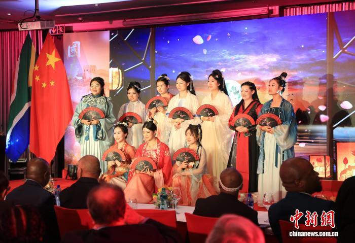当地时间9月30日晚，中国驻约翰内斯堡总领事馆在南非经济中心约翰内斯堡举办庆祝中华人民共和国成立76周年招待会，领区政要、华侨华人、中资企业等各界数百位人士共话友好。图为旅南侨胞身穿汉服表演舞蹈。中新社记者 孙翔 摄