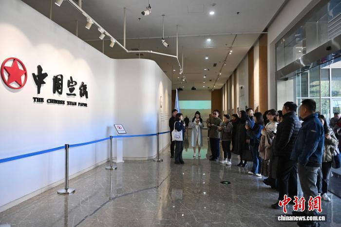 11月20日，2025海外华文媒体走读安徽活动走进安徽省宣城市泾县中国宣纸文化园，探寻宣纸的千年“淬炼”之道，深入领略宣纸文化的魅力。图为海外华文媒体代表在宣纸历史展区参观。中新社记者 韩苏原 摄　　