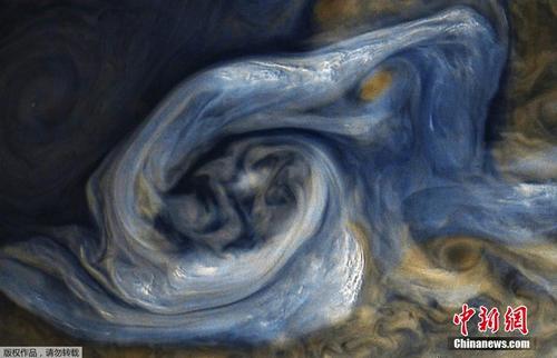 NASA公布木星图片 蓝色风暴宛如油画般壮美