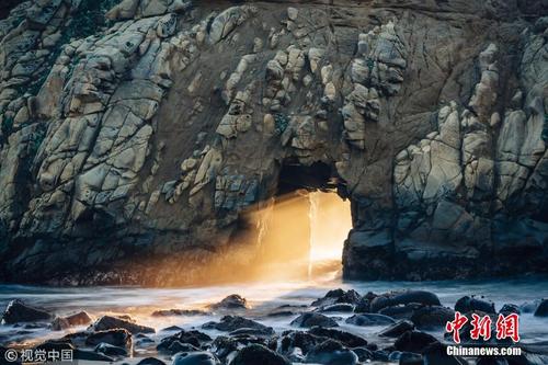 美加州菲佛海滩现美国版“金光穿洞”奇观