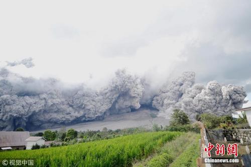 印尼锡纳朋火山再度喷发 周边居民撤离