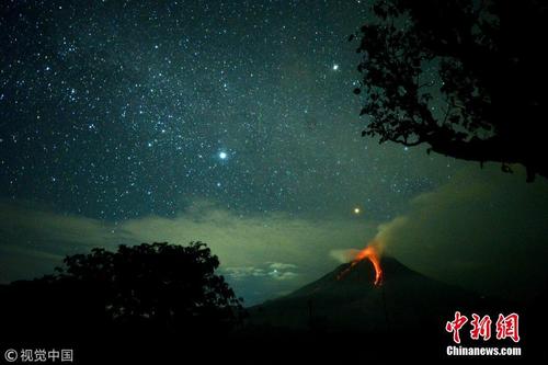 印尼锡纳朋火山再度爆发 夜空中岩浆顺流而下