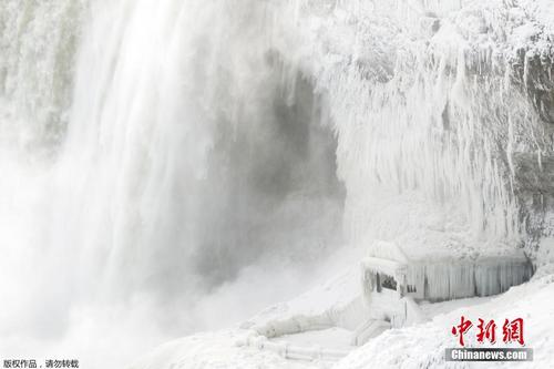 尼亚加拉瀑布现“冰封”美景 游客冒严寒观赏