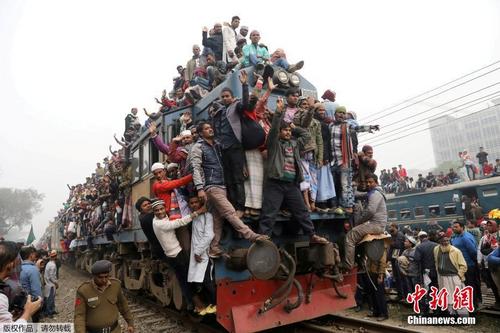 能落脚就是胜利 孟加拉国火车人满为患严重超载