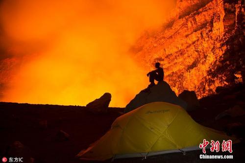 摄影师冒险在活火山口露营令人感到心惊胆战