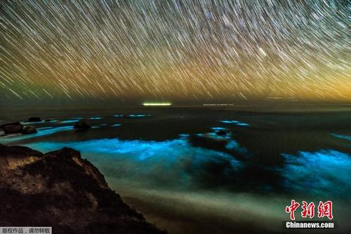 加州大苏尔海水闪烁蓝光 星空下美如仙境