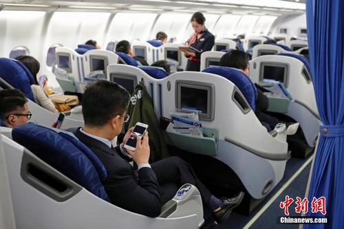 资料图：在东航MU5137航班上，旅客全程在飞行模式下可以使用手机。殷立勤 摄
