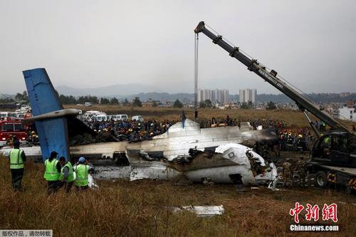 尼泊尔客机坠毁现场 飞机冲出跑道引发大火