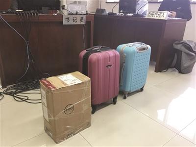 被拒免费托运的两个箱子和原告按照航空公司标准尺寸所制作的纸箱。