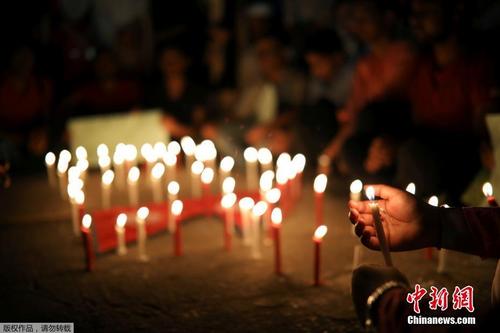 民众烛光悼念尼泊尔坠机事故遇难者