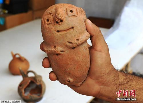 秘鲁海滨小镇发现1500年前人类遗迹 出土大量陶器