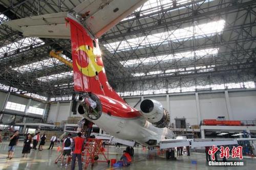 资料图，海航集团旗下飞机维修机库，向旅客代表、航空爱好者、市民代表展示了航空公司航班运行背后那些鲜为人知的故事。中新社记者 张道正 摄
