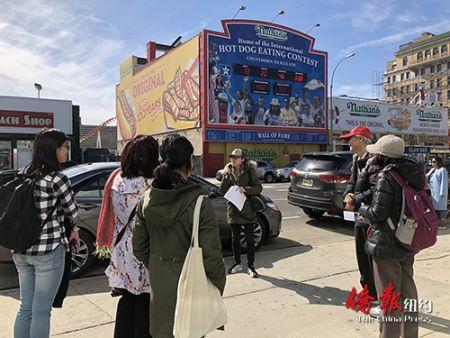 纽约布鲁克林康尼岛首推中文导游团。（美国侨报网）
